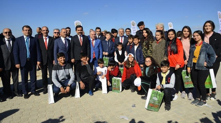 Vali Akın,  &ldquo;Fidanlar, Fidanlarla B&uuml;y&uuml;yor&rdquo; projesi ile &ouml;ğrencilerle fidan dikti