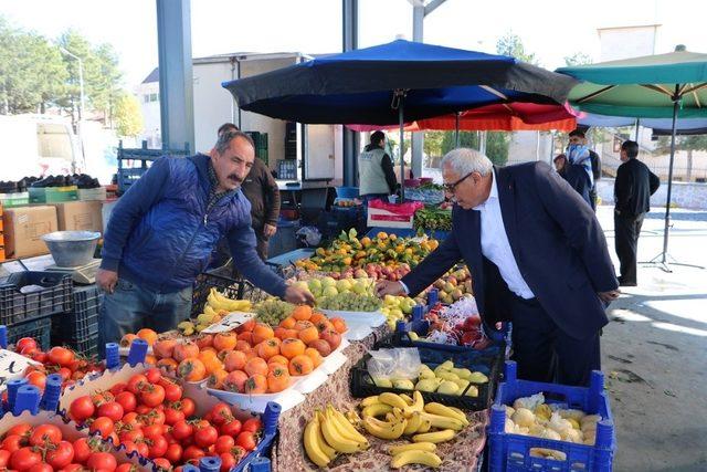 Başkan Karaaslan Uçhisar’da pazar esnaflarını ziyaret etti