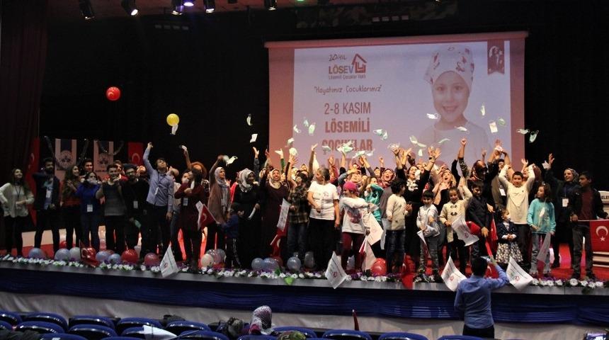 L&ouml;semili &ccedil;ocuklar, maske attı