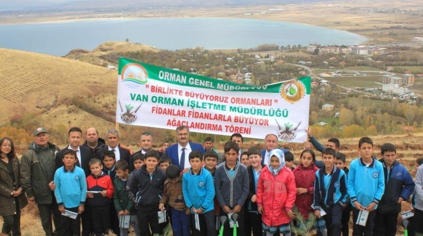 Van&rsquo;da fidanlar toprakla buluştu