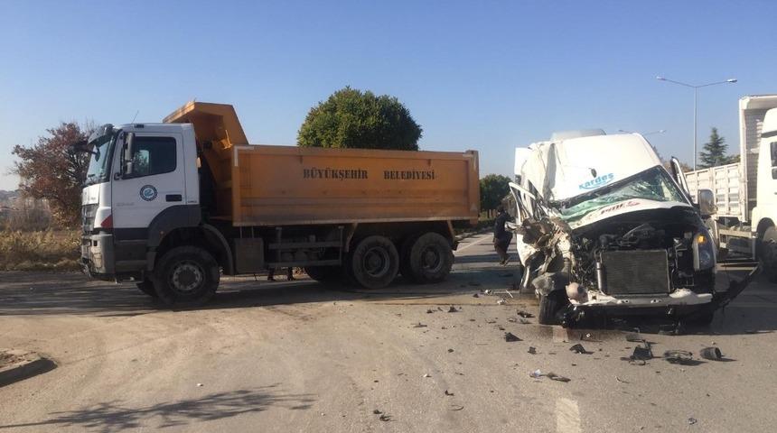 Kamyon ile servis aracı &ccedil;arpıştı: 1 yaralı