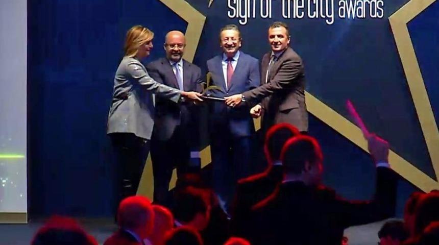 Başkan Tiryaki&rsquo;ye &rsquo;Şehre imza atanlar&rsquo; &ouml;d&uuml;l&uuml;