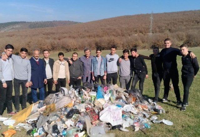 Öğrenciler Şehitlik çevresindeki çöpleri topladı