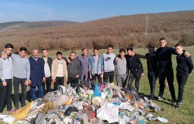 Öğrenciler Şehitlik çevresindeki çöpleri topladı