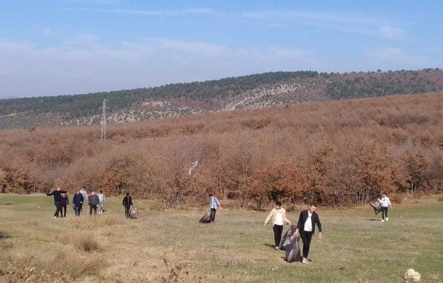 Öğrenciler Şehitlik çevresindeki çöpleri topladı