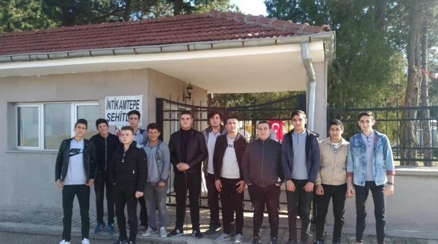 &Ouml;ğrenciler Şehitlik &ccedil;evresindeki &ccedil;&ouml;pleri topladı