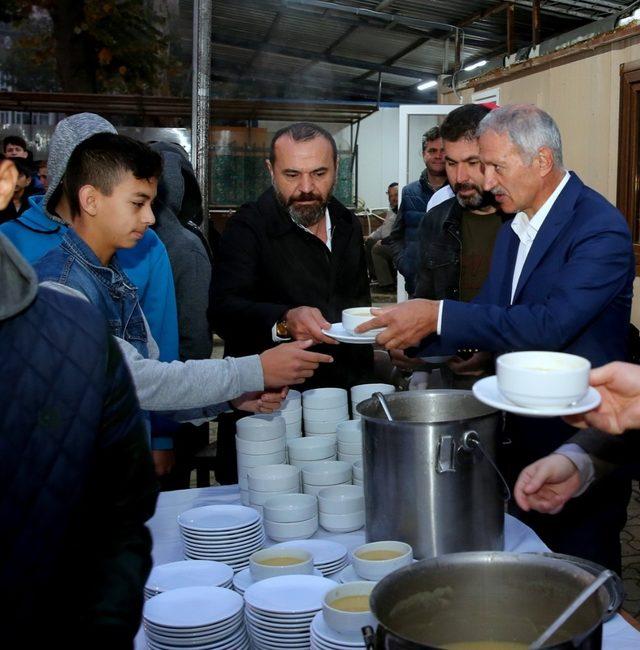 Başkan Dişli, sabah namazı sonrası gençlerle çorba içti