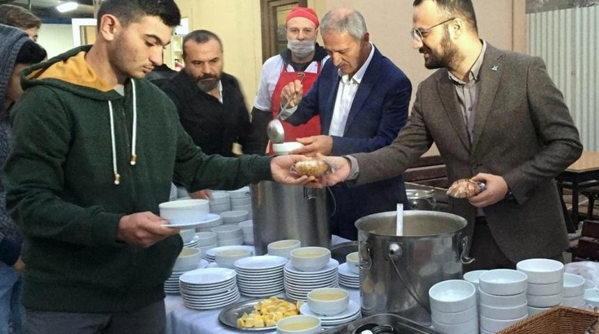 Başkan Dişli, sabah namazı sonrası gen&ccedil;lerle &ccedil;orba i&ccedil;ti