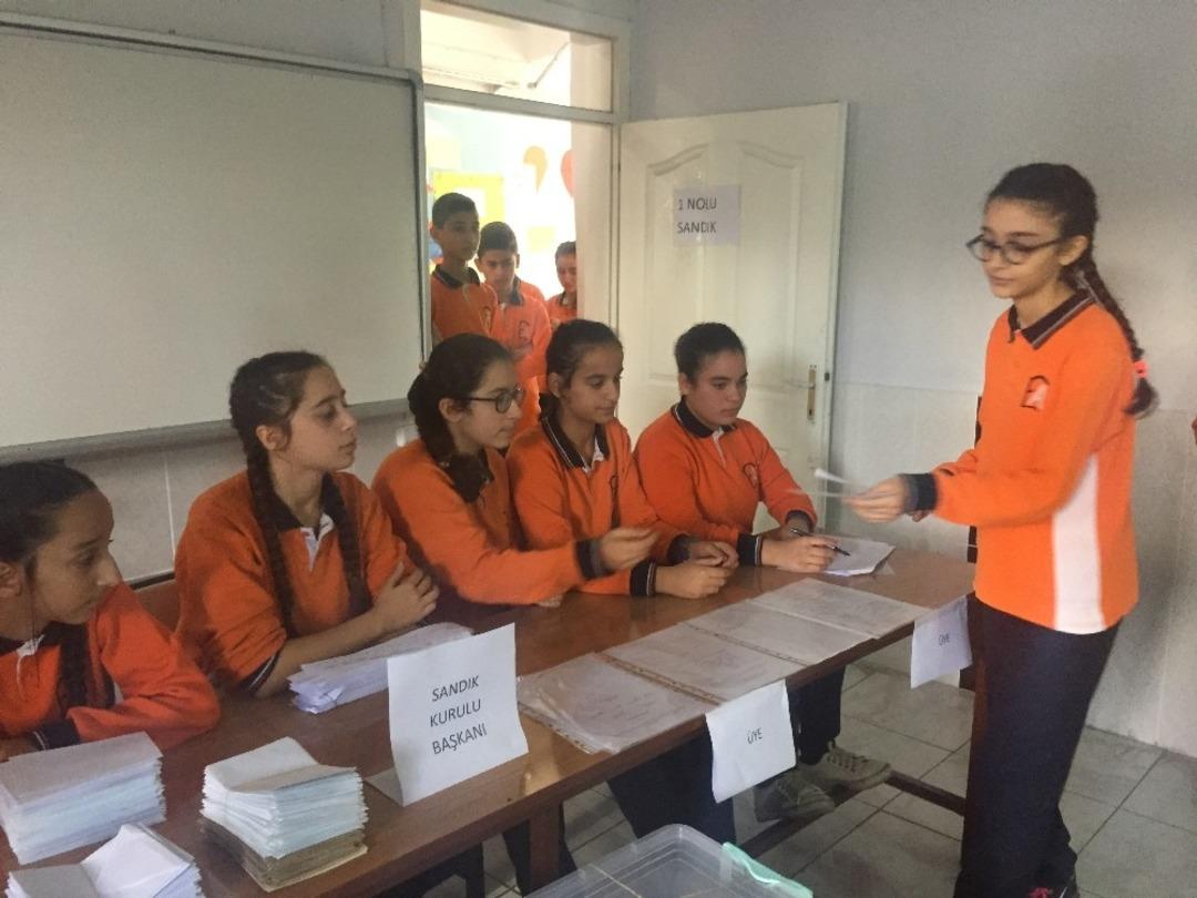 Okulda se&ccedil;im heyecanı