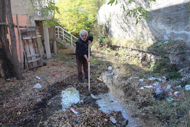 Şehir şebekesinden sızan su evini yıkıyor