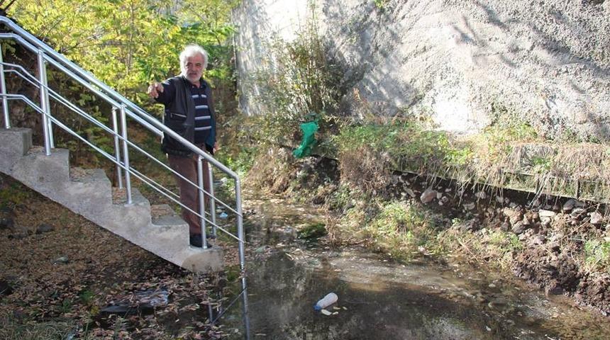 Şehir şebekesinden sızan su evini yıkıyor