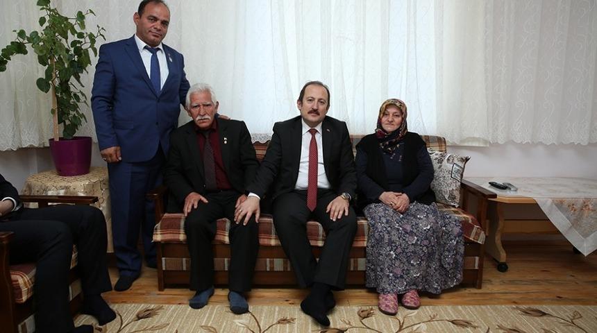 Vali Pehlivan Şehit Jandarma Komando Er Samet Akdeniz’in ailesini ziyaret etti