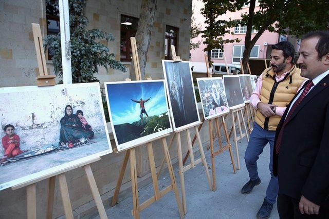 Vali Pehlivan “Kadrajımdaki Kültürler” sergisini gezdi