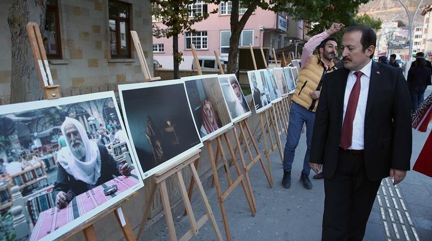 Vali Pehlivan “Kadrajımdaki Kültürler” sergisini gezdi