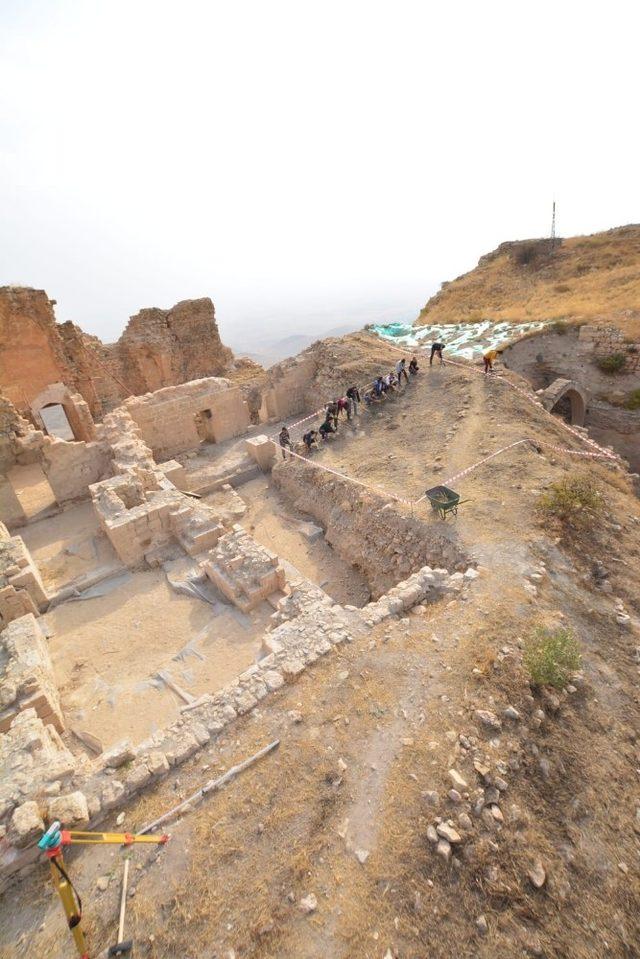 Mardin Kalesin’de arkeolojik kazılar sürüyor