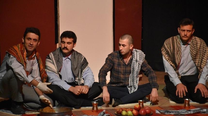 Nusaybin’de gençler tiyatro sahnesinde buluştu