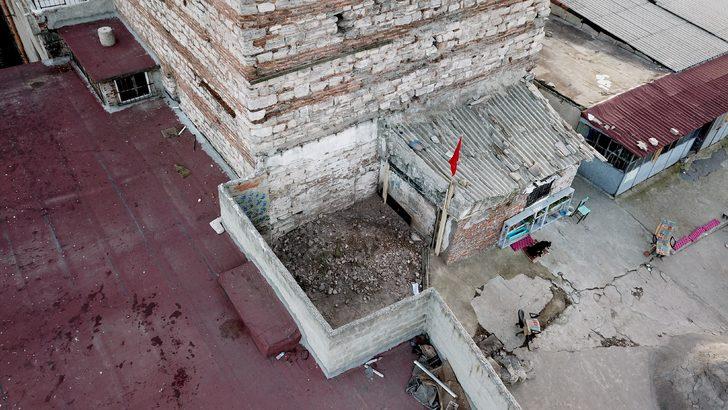 Eirene Kulesi'nde tarihi talan edenler drone'lara ateş ettiler G1