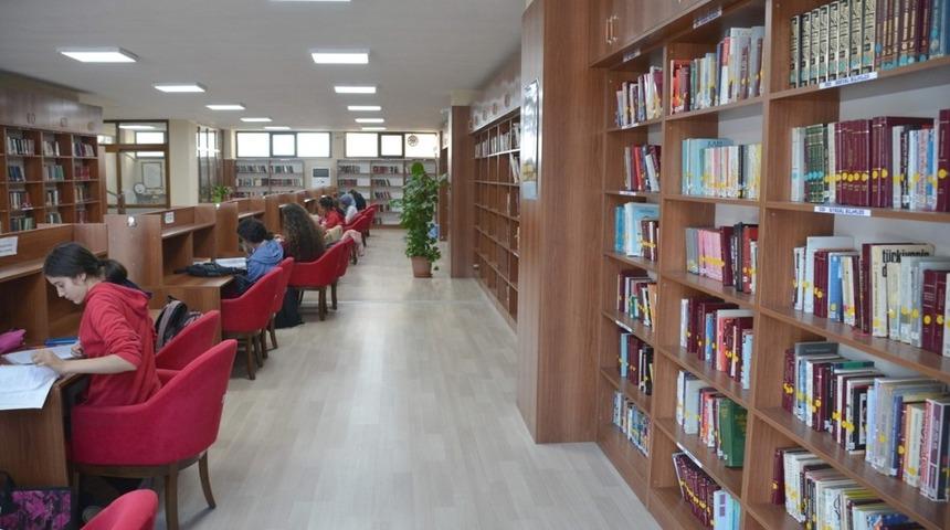 Nadir Nadi K&uuml;t&uuml;phanesi artık akşam 22:30&rsquo;a kadar a&ccedil;ık