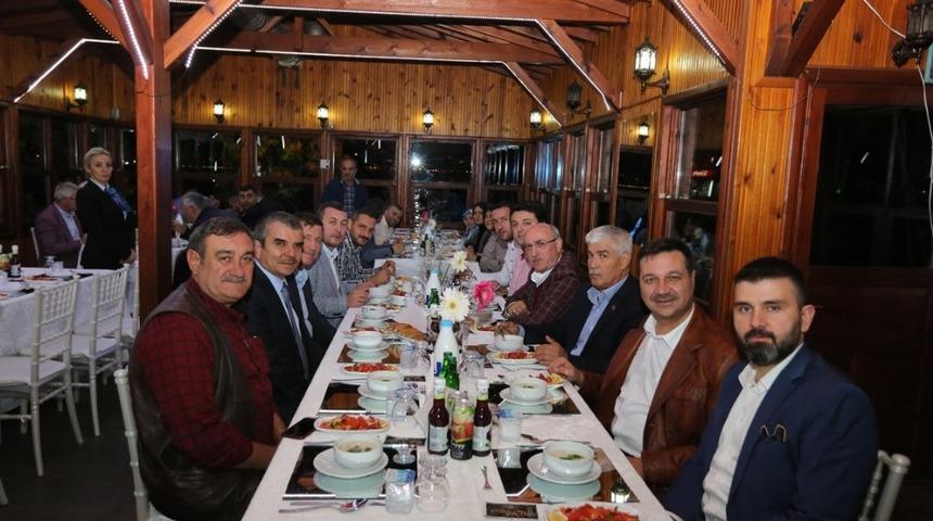 Adapazarı Belediyesi meclis &uuml;yeleri  b&uuml;t&ccedil;e yemeğinde buluştu