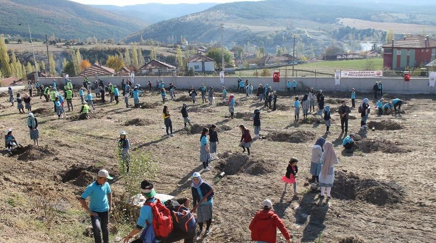 Fidanlar minik ellerde toprakla buluştu