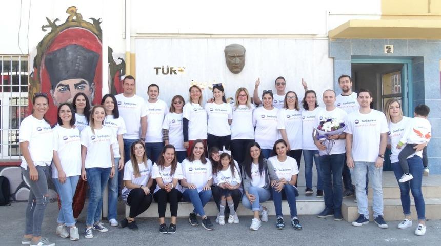 SunExpress “Guardian Angels” İzmir’de sınıfları boyadı 