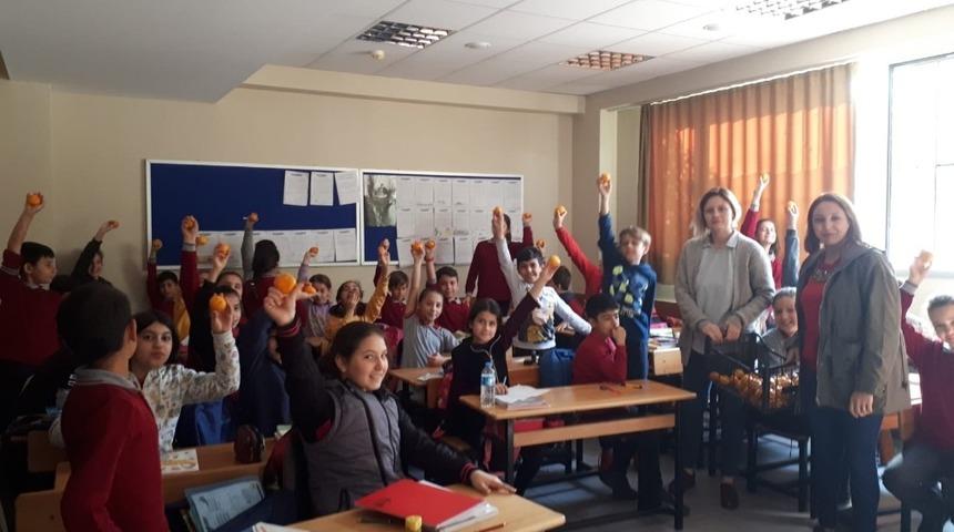 Okulda 260 kilogram mandalina dağıtıldı