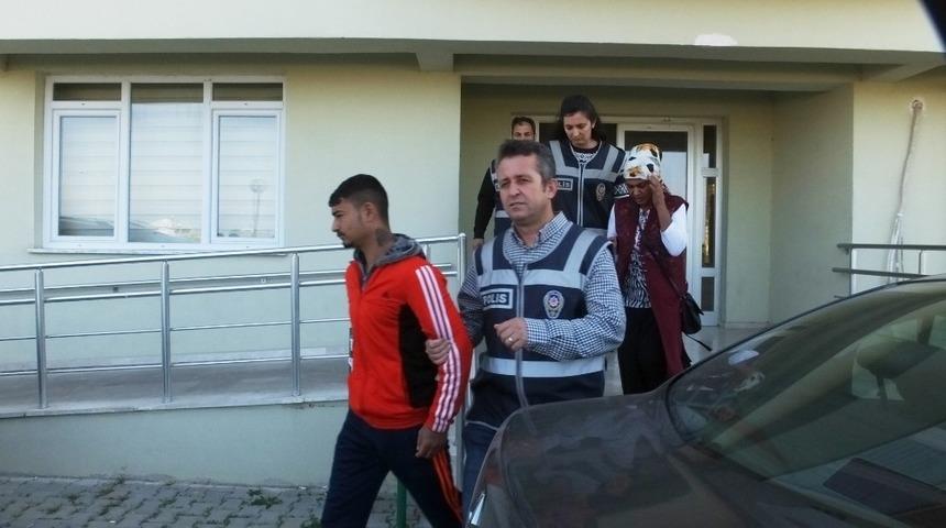 Burhaniye&rsquo;de hırsızlık zanlıları polisten ka&ccedil;amadı