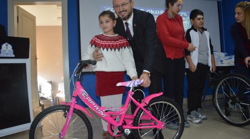 Kitap okudular &ouml;d&uuml;lleri kaptılar