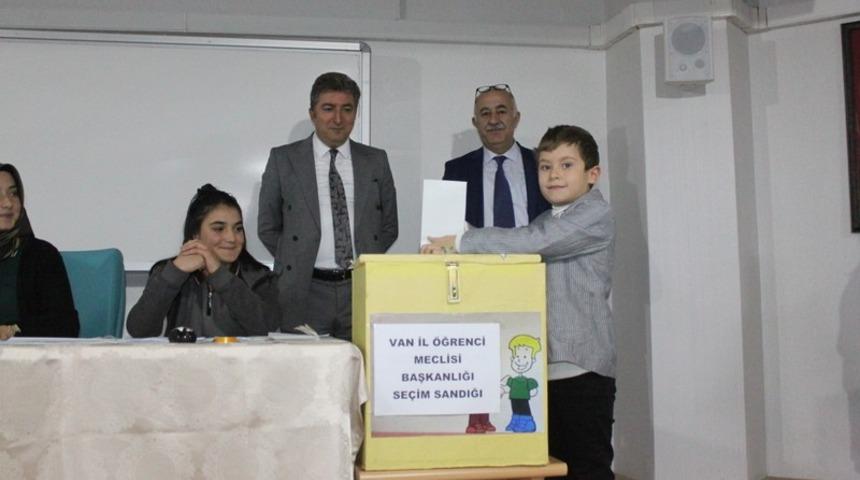 Vanlı öğrenciler meclis başkanını seçti