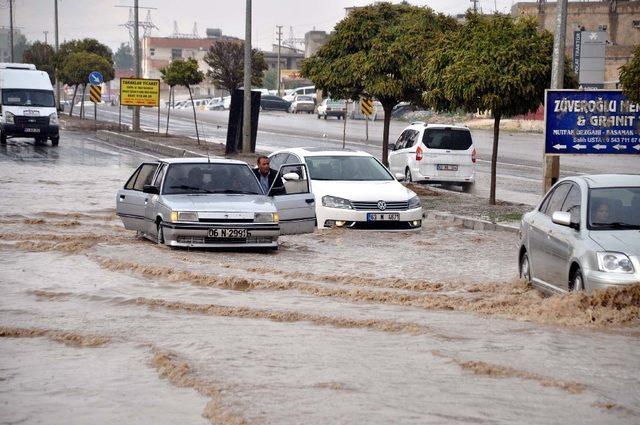 Bir saatlik yağmur yolları göle çevirdi