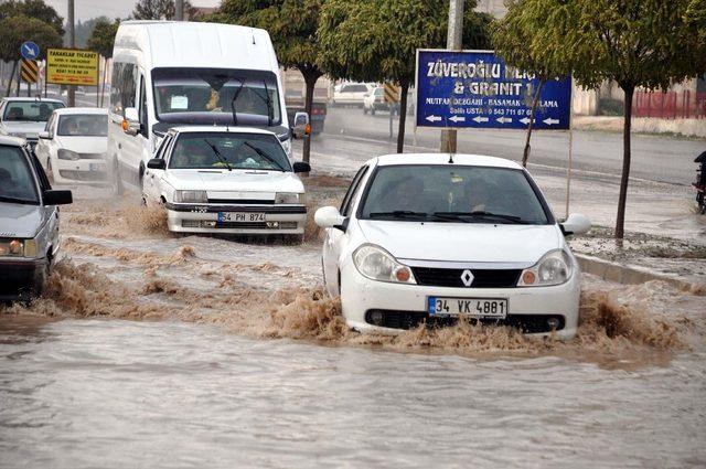 Bir saatlik yağmur yolları göle çevirdi