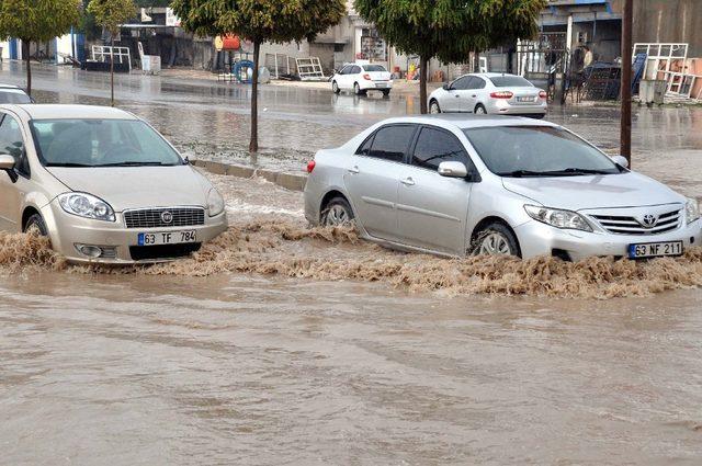 Bir saatlik yağmur yolları göle çevirdi