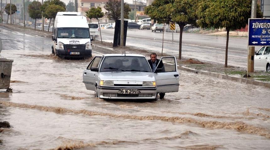 Bir saatlik yağmur yolları göle çevirdi