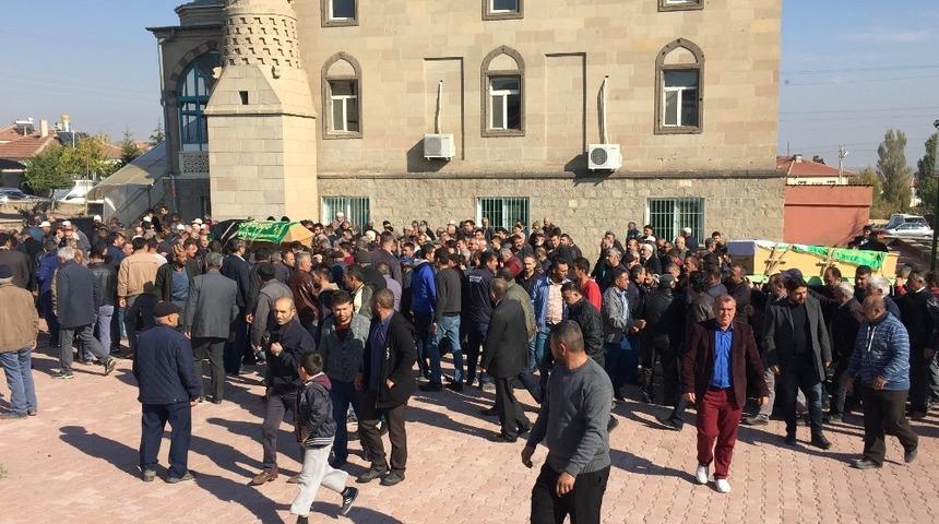 (&Ouml;zel) Lokomotif, iki kişinin i&ccedil;inde bulunduğu minib&uuml;s&uuml; 500 metre s&uuml;r&uuml;klemiş