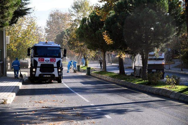 Isparta Belediyesi’nden sonbahar temizliği