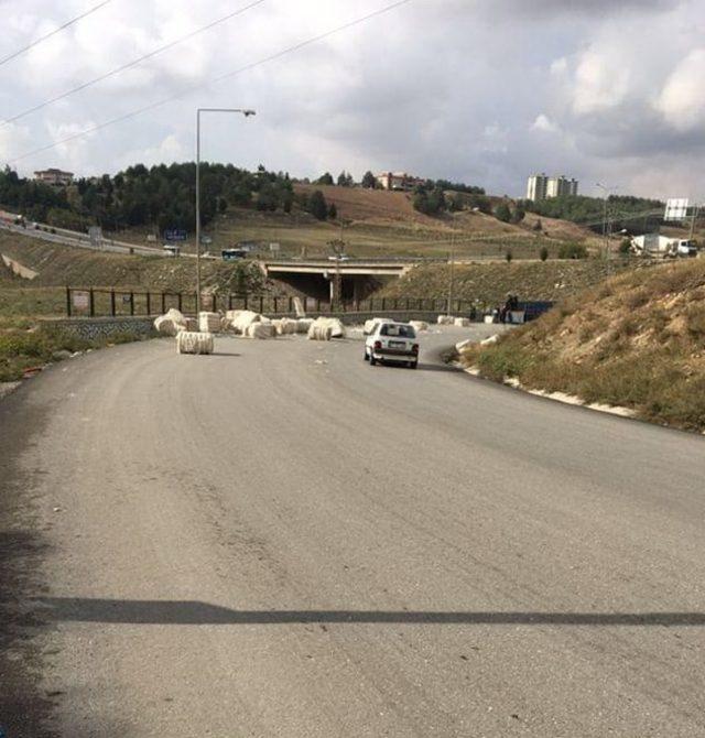 Yola savrulan pamuk balyaları yolu trafiğe kapattı