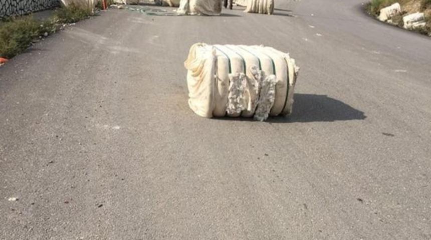 Yola savrulan pamuk balyaları yolu trafiğe kapattı