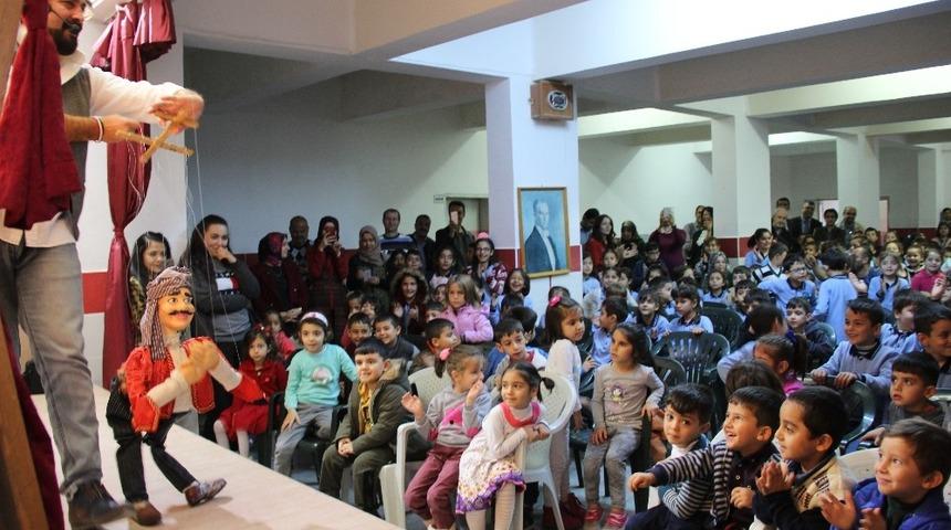 &Ouml;ğrenciler Hacivat ve Karag&ouml;z ile eğlendi