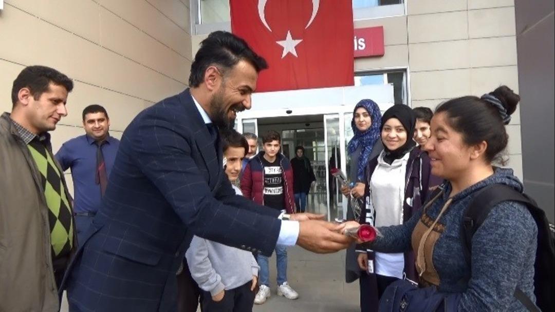 Fidan diken gazilere g&uuml;l takdimi