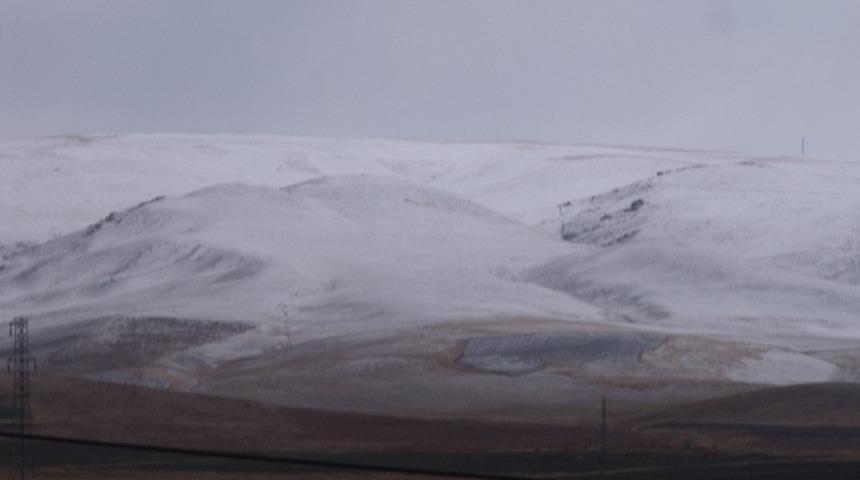 &Ouml;zalp ve Saray&rsquo;da kar yağışı