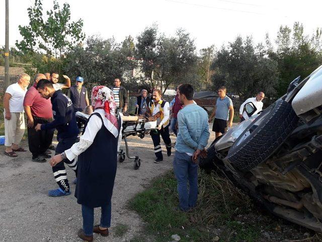 Kadirli’de kamyonet ile otomobil çarpıştı: 3 yaralı