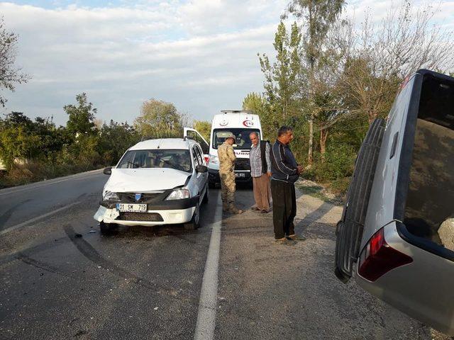 Kadirli’de kamyonet ile otomobil çarpıştı: 3 yaralı