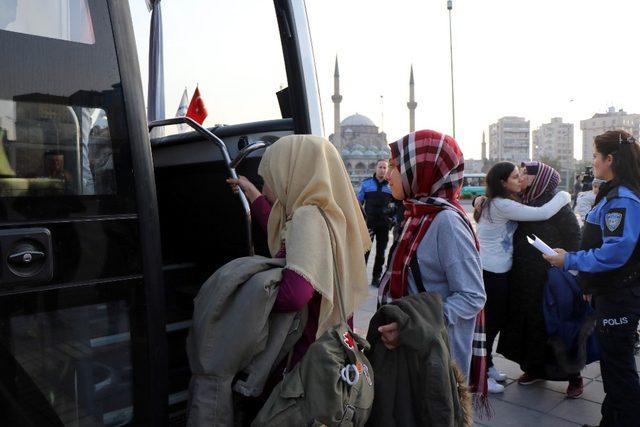 Çanakkale’ye giden öğrencilere mehterli uğurlama