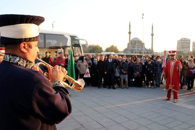 Çanakkale’ye giden öğrencilere mehterli uğurlama