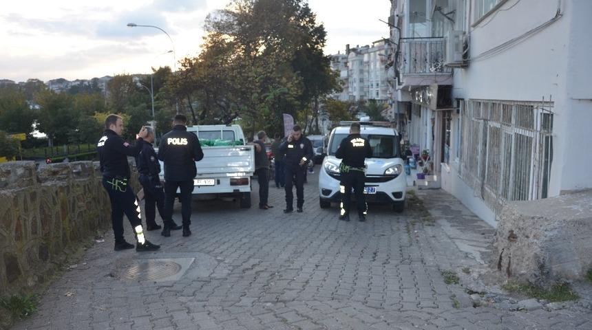 Geriye giden kamyonet yayaya &ccedil;arptı: 1 yaralı