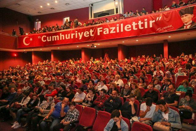 Şehir Tiyatrosu ‘Entrikalı Dolap Komedyası’nı seyirciyle buluşturuyor