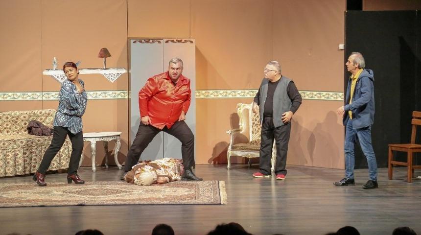 Şehir Tiyatrosu &lsquo;Entrikalı Dolap Komedyası&rsquo;nı seyirciyle buluşturuyor