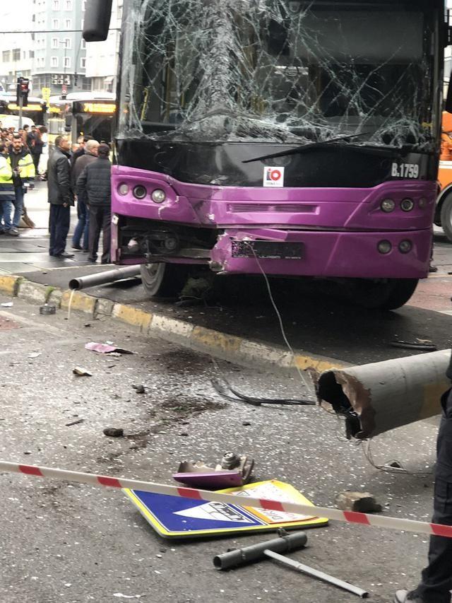 Aksaray da otobüs kazası! Tramvay seferleri durdu 1