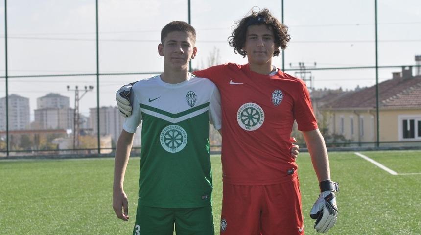 Ağabey ve kardeş aynı takımda oynuyor