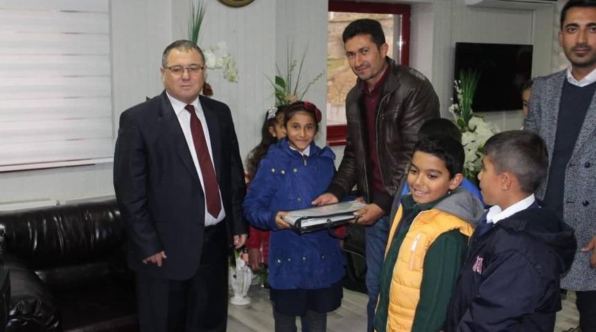 G&uuml;mr&uuml;k M&uuml;d&uuml;r&uuml; Dara&rsquo;dan &ouml;ğrencilere bilgisayar desteği